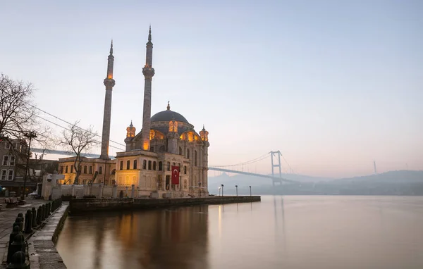 Mezquita Buyuk Mecidiye en el distrito de Ortakoy, Estambul, Turquía —  Fotos de Stock