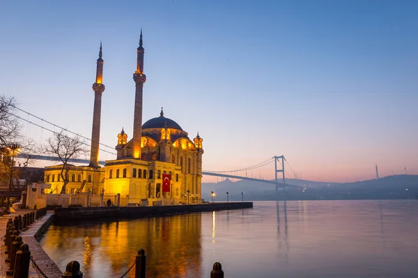 Mezquita Buyuk Mecidiye en el distrito de Ortakoy, Estambul, Turquía —  Fotos de Stock