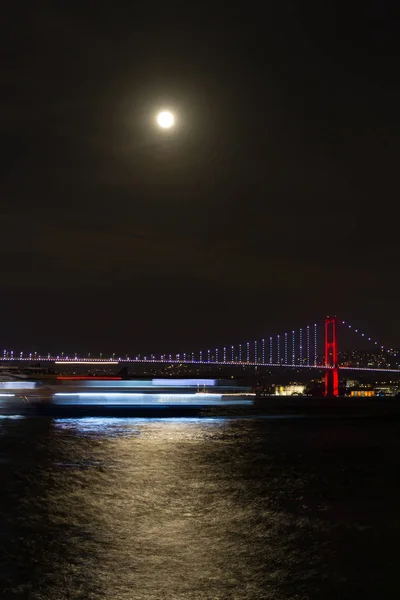 Süper mavi kanlı ay Boğaziçi Boğazı, Istanbul, Türkiye üzerinde — Stok fotoğraf