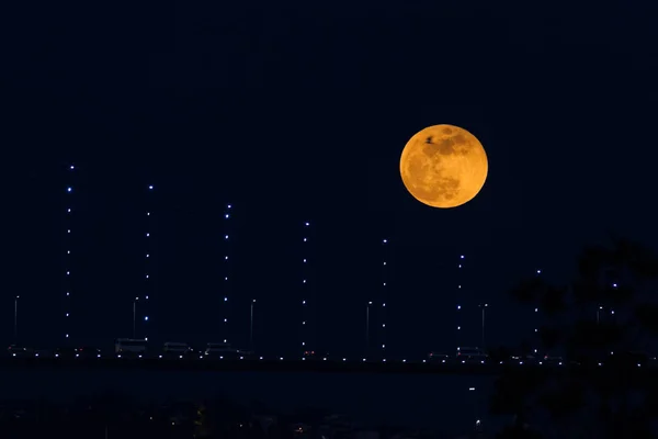 Super Blue Blood Moon Detrás del puente del Bósforo en Estambul, Turke —  Fotos de Stock