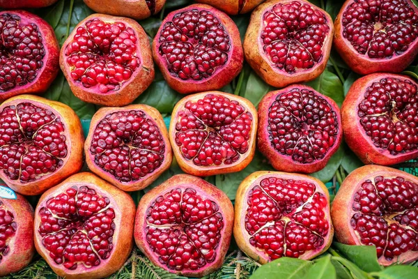 Grupp av halva granatäpplen — Stockfoto