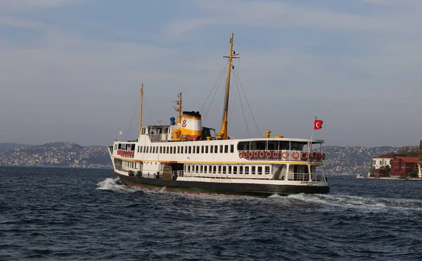 イスタンブールのボスポラス海峡でフェリーします。 — ストック写真