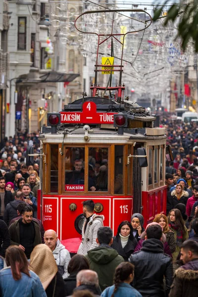 トルコ、イスタンブール市街のイスティクラル通り — ストック写真