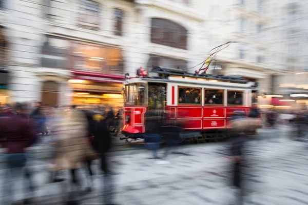 Historische rote Straßenbahn in Istanbul, Türkei — Stockfoto