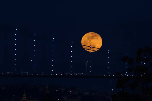 Super Blue Blood Moon Detrás del puente del Bósforo en Estambul, Turke — Foto de Stock