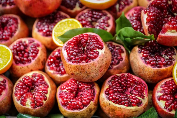 Grupp av halva granatäpplen — Stockfoto