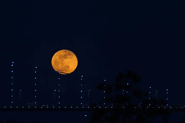 Super Blue Blood Moon Atrás da Ponte do Bósforo em Istambul, Turke — Fotografia de Stock