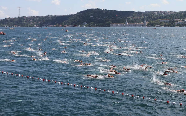 Competição de natação continental Samsung Bosphorus Cross 2019 — Fotografia de Stock