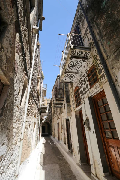 Традиционная улица в Пирги, остров Хиос, Греция — стоковое фото