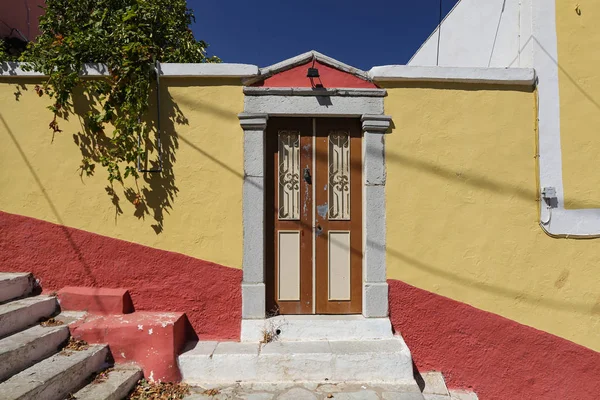 Porta de uma casa em Symi Island, Grécia — Fotografia de Stock