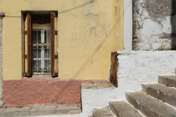 Okno domu na wyspie Symi, Grecja — Zdjęcie stockowe