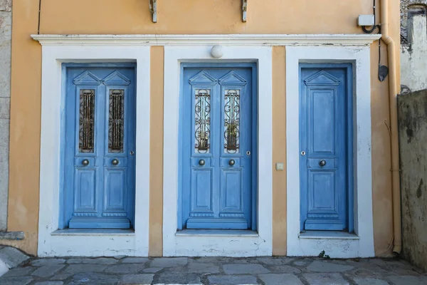Drzwi domu na wyspie Symi, Grecja — Zdjęcie stockowe