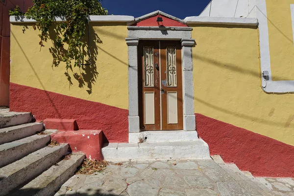 Porta de uma casa em Symi Island, Grécia — Fotografia de Stock