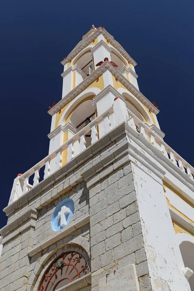 Η καμπή μιας εκκλησίας στη Σύμη, Ελλάδα — Φωτογραφία Αρχείου