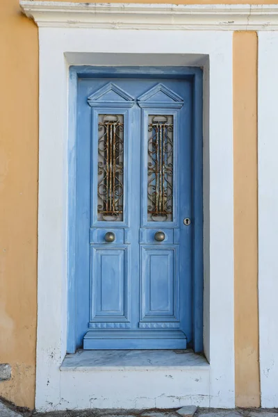 Deur van een huis in Symi, Griekenland — Stockfoto