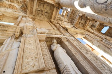 Kişileştirme erdem, Efes Antik Kenti Arete heykeli,
