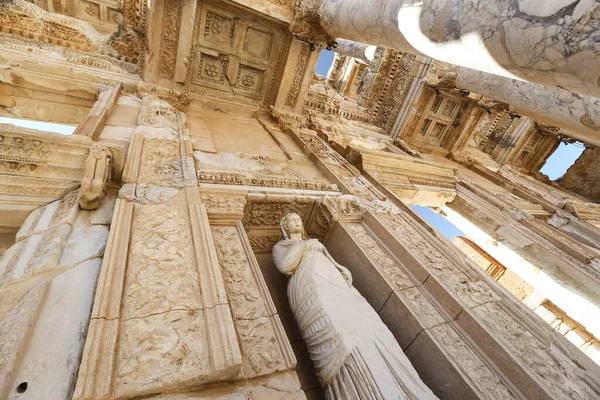 Personifizierung der Tugend, arete Statue in ephesus antike Stadt, — Stockfoto