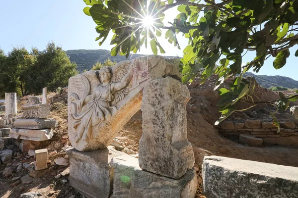 Λίθινη γλυπτική της θεάς Νίκης στην Αρχαία Πόλη της Εφέσου, Σμύρνη — Φωτογραφία Αρχείου