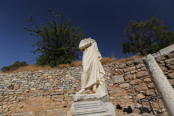 Άγαλμα στην Αρχαία Πόλη της Εφέσου, Σμύρνη, Τουρκία — Φωτογραφία Αρχείου