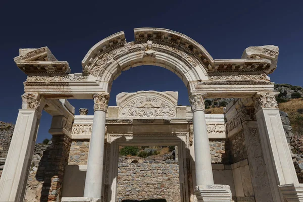 Tempio di Adriano nella città antica di Efeso, Smirne, Turchia — Foto Stock