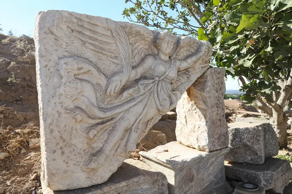 Stenen beeldhouwwerk van de godin Nike in Efeze Oude Stad, Izmir — Stockfoto