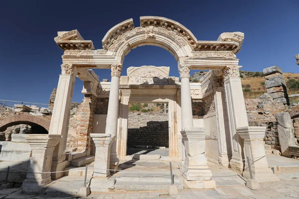 Tempio di Adriano nella città antica di Efeso, Smirne, Turchia — Foto Stock