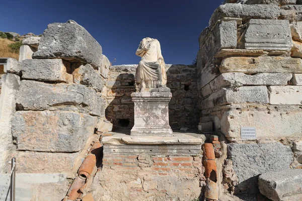 Socha v antickém městě Efesus, Izmir, Turecko — Stock fotografie