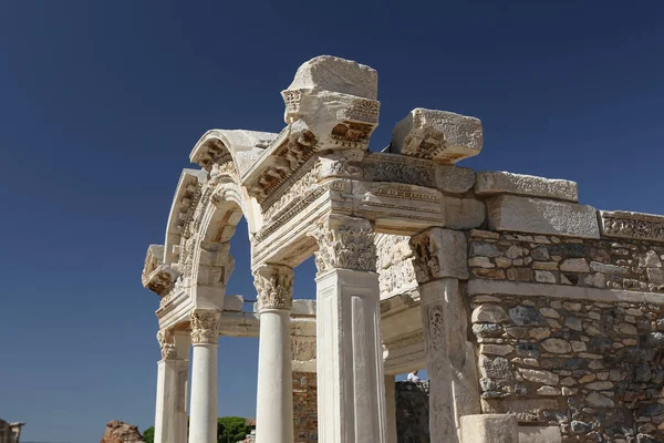 Tempio di Adriano nella città antica di Efeso, Smirne, Turchia — Foto Stock