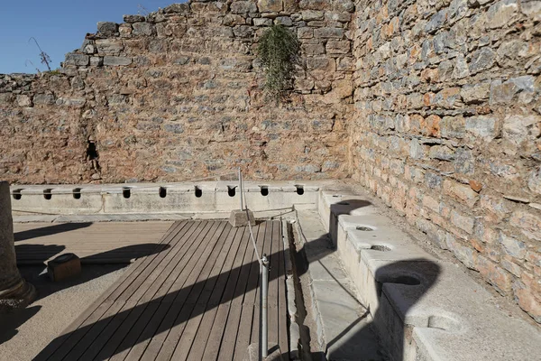 Openbare toiletten van Efeze Ancient City, Izmir, Turkije — Stockfoto