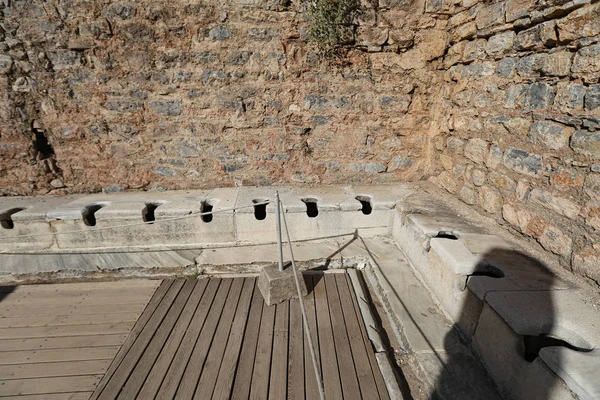 Δημόσιες Τουαλέτες της Αρχαίας Πόλης Εφέσου, Σμύρνη, Τουρκία — Φωτογραφία Αρχείου