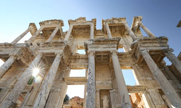 Библиотека Цельса в Эфесе, город Измир, Турция — стоковое фото