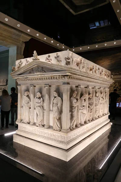 Sarcophage des femmes qui pleurent au Musée d'archéologie d'Istanbul , — Photo