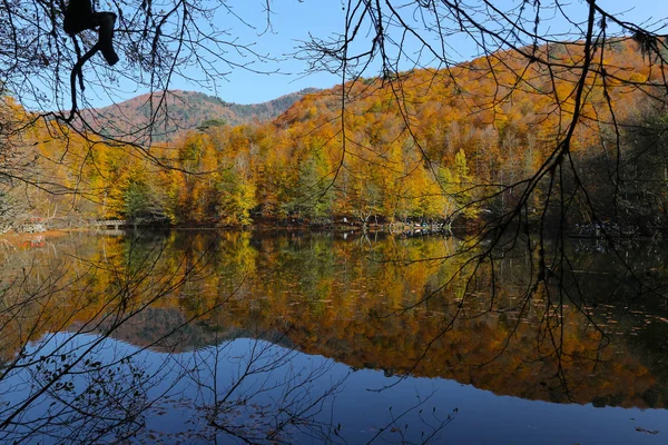 Lago Buyuk no Parque Nacional Yedigoller, Bolu, Turquia — Fotografia de Stock
