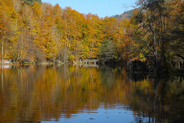 Lago Buyuk no Parque Nacional Yedigoller, Bolu, Turquia — Fotografia de Stock