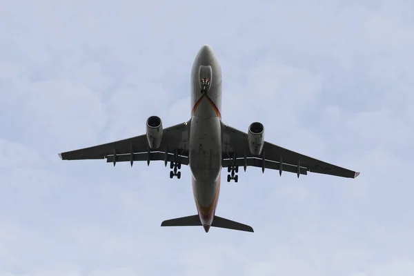 Avion atterrissant à l'aéroport — Photo