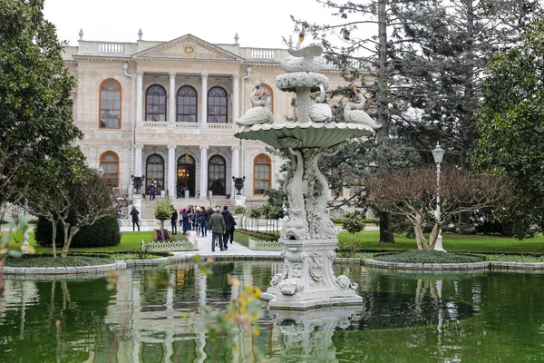 Dolmabahçe Sarayı 'nda Çeşme, İstanbul, Türkiye — Stok fotoğraf