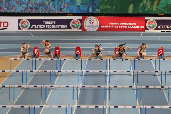 Istanbul Turquía Febrero 2020 Atletas Corriendo Metros Obstáculos Durante Campeonato —  Fotos de Stock