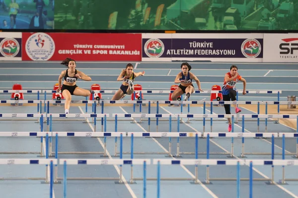 Istanbul Turquía Febrero 2020 Atletas Corriendo Metros Obstáculos Durante Campeonato —  Fotos de Stock