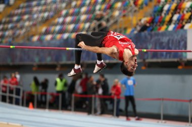 İstanbul, Türkiye - 09 Şubat 2020: Balkan U20 Salon Atletizm Şampiyonası sırasında tanımlanamayan yüksek atlamacı