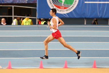 İstanbul, Türkiye - 09 Şubat 2020: Balkan U20 Salon Atletizm Şampiyonası sırasında koşan tanımlanamayan sporcu
