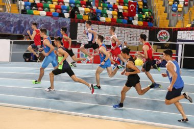 İstanbul, Türkiye - 09 Şubat 2020: Balkan U20 Salon Atletizm Şampiyonası sırasında koşan sporcular