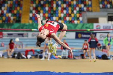 İstanbul, Türkiye - 09 Şubat 2020: Balkan U20 Salon Atletizm Şampiyonası sırasında tanımlanamayan yüksek atlamacı