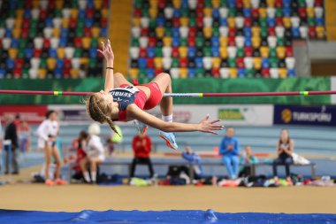 İstanbul, Türkiye - 09 Şubat 2020: Balkan U20 Salon Atletizm Şampiyonası sırasında tanımlanamayan yüksek atlamacı
