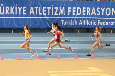 İstanbul, Türkiye - 09 Şubat 2020: Balkan U20 Salon Atletizm Şampiyonası sırasında koşan sporcular
