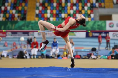 İstanbul, Türkiye - 09 Şubat 2020: Balkan U20 Salon Atletizm Şampiyonası sırasında tanımlanamayan yüksek atlamacı