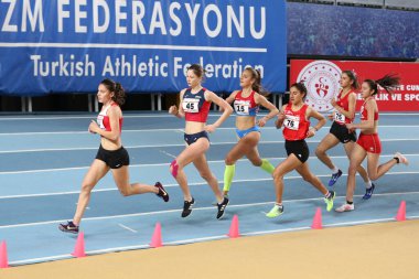 İstanbul, Türkiye - 09 Şubat 2020: Balkan U20 Salon Atletizm Şampiyonası sırasında koşan sporcular