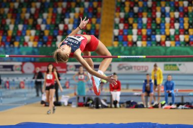 İstanbul, Türkiye - 09 Şubat 2020: Balkan U20 Salon Atletizm Şampiyonası sırasında tanımlanamayan yüksek atlamacı