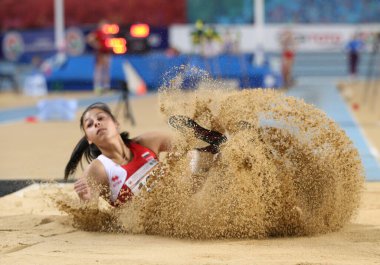 İstanbul, Türkiye - 09 Şubat 2020: Balkan U20 Salon Atletizm Şampiyonası sırasında tanımlanamayan sporcu üçlü atlama