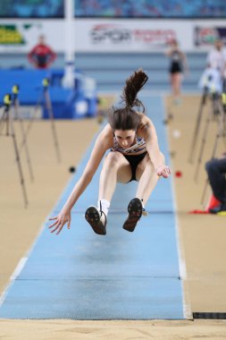 İstanbul, Türkiye - 09 Şubat 2020: Balkan U20 Salon Atletizm Şampiyonası sırasında tanımlanamayan sporcu üçlü atlama