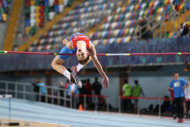İstanbul, Türkiye - 09 Şubat 2020: Balkan U20 Salon Atletizm Şampiyonası sırasında tanımlanamayan yüksek atlamacı